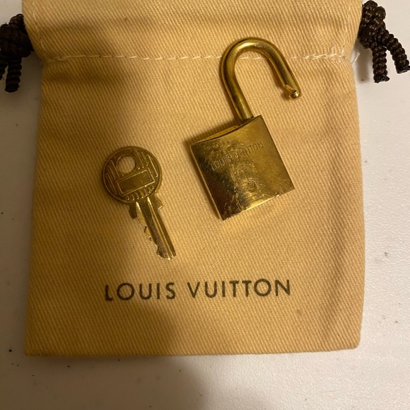 Louis Vuitton Vintage Lock and Key 200 series - Picture 2 of 3